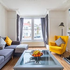 2 Bedroom Close To & Town Centre Apartment