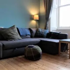 modern-arthurs-seat-apartment-sleeps-6.edinburghhotelsuk.org/