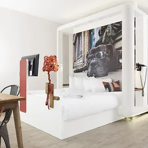 Otel The Corner