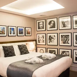 Le Monde 4*, Edinburg Storbritannien